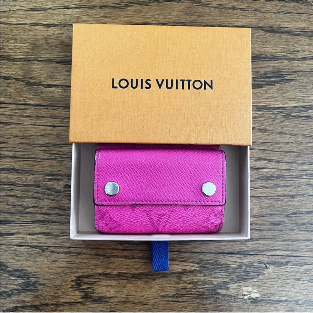 Louis Vuitton Taiga Rama Discovery Compact Wallet in a stunning hot pink color - Picture 2 of 9